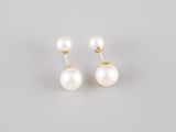 une paire de boucles d'oreilles en perles sur fond blanc