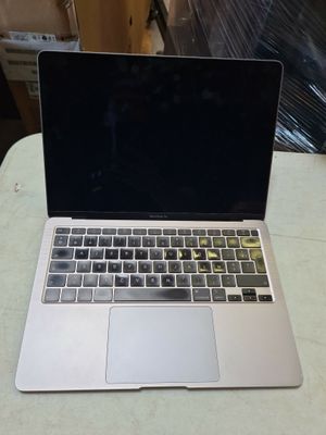 un ordinateur portable posé sur une table