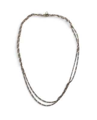 gros plan d'un collier sur fond blanc