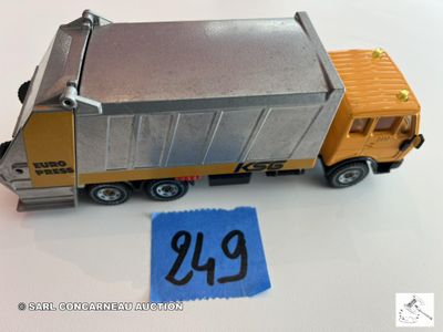 un camion miniature sur lequel est accrochée une étiquette de prix