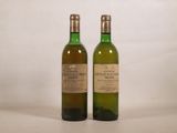 deux bouteilles de vin posées l'une à côté de l'autre sur une table