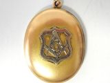 une image représentant un cadenas doré orné d'un blason