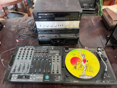 une table sur laquelle se trouvent un tourne-disque et un plateau tournant
