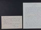 une vieille lettre et un bout de papier posés sur une surface noire