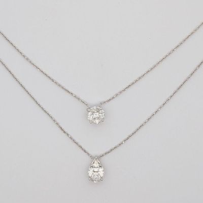 une paire de colliers en diamants sur fond blanc