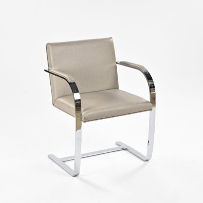 une image représentant une chaise avec une structure chromée et une assise rembourrée en cuir