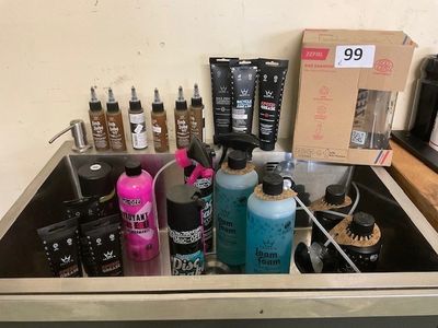 un lavabo dans lequel se trouvent de nombreux produits capillaires de toutes sortes