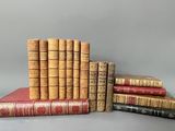 plusieurs vieux livres empilés sur une table