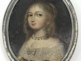 portrait d'une dame en robe blanche portant un collier de perles