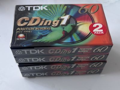 trois CD empilés les uns sur les autres sur une table