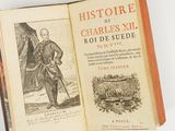 un vieux livre devant lequel se tient un homme