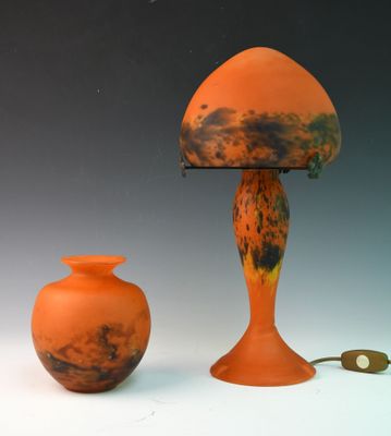 deux vases et une lampe posés sur une table