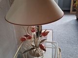 une table en verre sur laquelle est posée une lampe