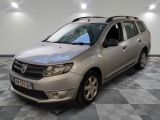 une photo d'une dacia argentée garée dans une pièce