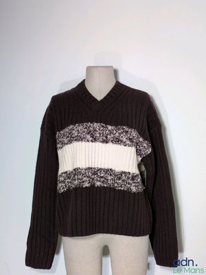 pull marron et blanc sur un mannequin, un mannequin, un mannequin, un mannequin, un mannequin, un mannequin, un mannequin, un mannequin, un mannequin