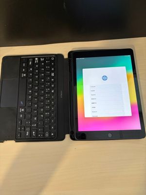 une tablette et un ordinateur portable posés côte à côte sur un bureau