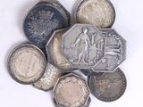 un lot de pièces de monnaie posées sur une table
