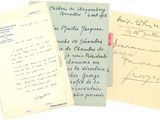 Plusieurs vieilles lettres sont posées les unes à côté des autres sur une surface blanche