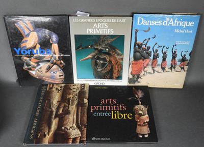 plusieurs livres exposés sur une table devant un fond noir