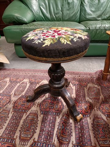 Tabouret de piano Napoléon III tripode assise garnie de tapisseri