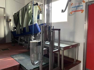 une image d'une machine qui se trouve dans une pièce