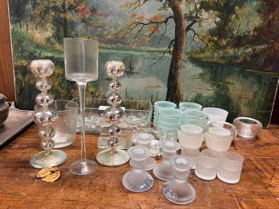 une table sur laquelle se trouvent de nombreux objets en verre