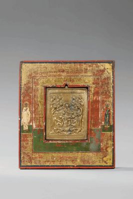 une vieille boîte en bois ornée d'un motif doré et vert