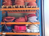 de nombreux types de fils différents sur les étagères du garage
