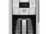 une cafetière posée sur un plan de travail