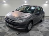 une voiture argentée garée dans un garage