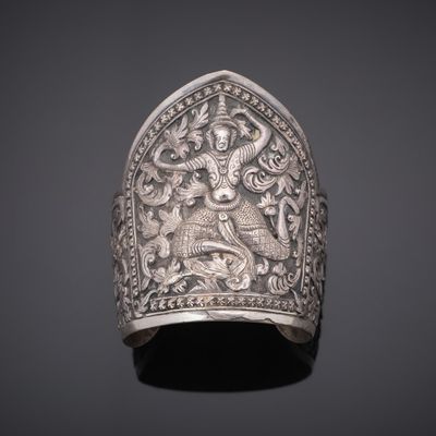an old silver ring with a lion on it ' s side