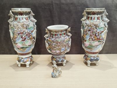 trois vases posés sur une table