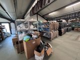 une grande pièce remplie d'une multitude de cartons