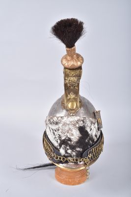 une image représentant une bouteille surmontée d'une plume