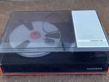 une photo d'un tourne-disque posé sur une table