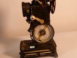 une petite machine à coudre ancienne posée sur une table