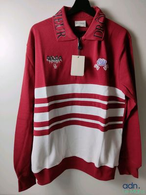 un sweat-shirt rayé rouge et blanc avec une étiquette