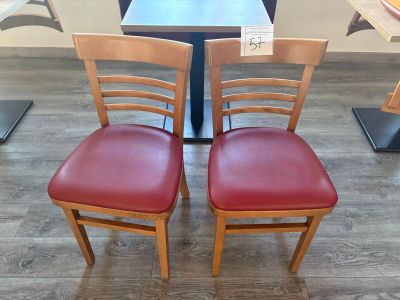 deux chaises placées à côté d'une table dans un restaurant
