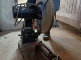 un homme debout à côté d'une machine posée au sol