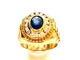 une image représentant une bague en or sertie d'une pierre bleue entourée de diamants