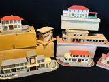 de nombreuses petites maquettes de maisons exposées