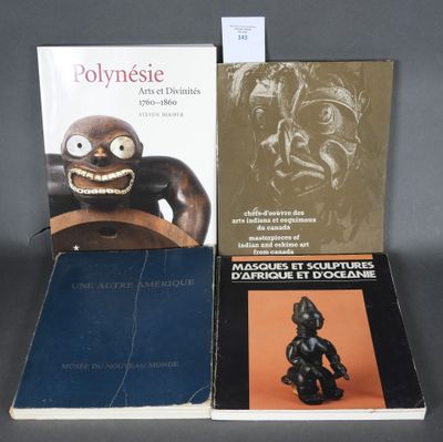 deux livres sont posés l'un à côté de l'autre sur une table
