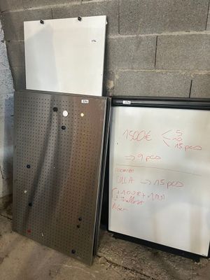 deux réfrigérateurs et un congélateur dans une chambre