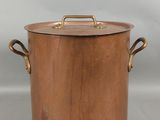 une vieille casserole en cuivre avec des poignées, sur fond blanc