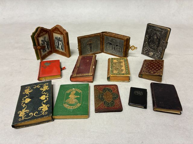 Lot de petits livres de messe, un carnet manuscrit formulaire de 