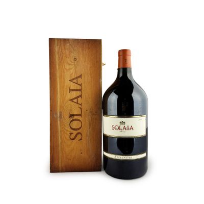 une bouteille de vin posée à côté d'une caisse en bois