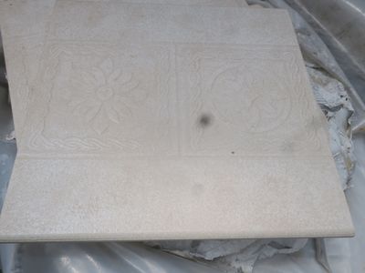 un morceau de bois posé sur une feuille de plastique
