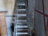 une échelle adossée au mur d'une pièce