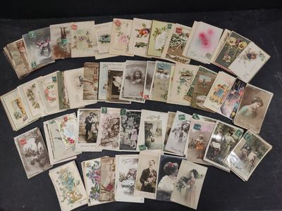 un lot de vieilles cartes postales posées sur une table