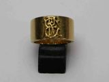un gros plan d'une bague en or portant un monogramme